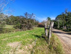 Linda área de terra em Lomba Grande 