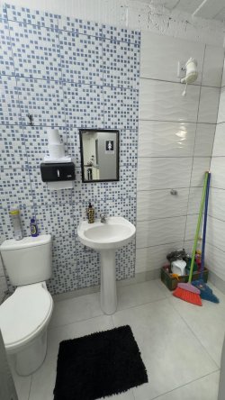Prédio comercial na área central de Lomba Grande 