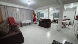 Prédio comercial na área central de Lomba Grande 