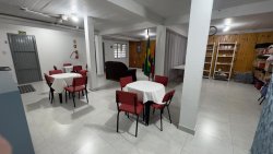 Prédio comercial na área central de Lomba Grande 