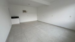 Prédio comercial na área central de Lomba Grande 