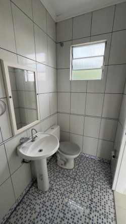 Prédio comercial na área central de Lomba Grande 
