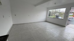 Prédio comercial na área central de Lomba Grande 