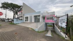 Prédio comercial na área central de Lomba Grande 