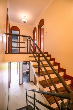 Sobrado com 04 dormitórios, sendo 02 suítes no bairro Cristo Rei 
