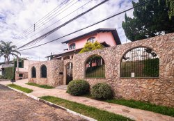 Sobrado com 04 dormitórios, sendo 02 suítes no bairro Cristo Rei 