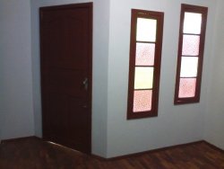 Terreno de esquina com dois imoveis 
