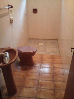 Terreno de esquina com dois imoveis 