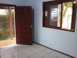 Terreno de esquina com dois imoveis 