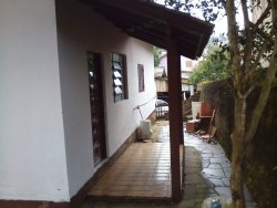 Terreno de esquina com dois imoveis 