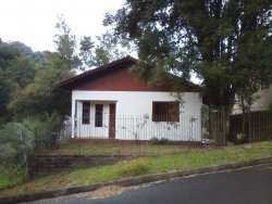 Terreno de esquina com dois imoveis 