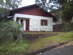 Terreno de esquina com dois imoveis 