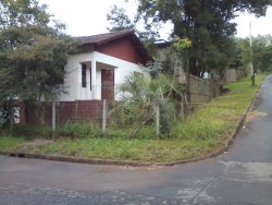 Terreno de esquina com dois imoveis 