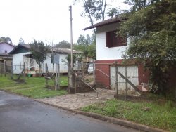 Terreno de esquina com dois imoveis 