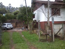 Terreno de esquina com dois imoveis 