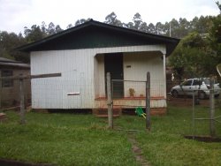 Terreno de esquina com dois imoveis 