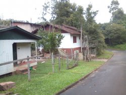 Terreno de esquina com dois imoveis 