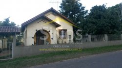 Casa com 03 dormitórios no bairro Lomba Grande 
