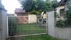 Casa com 03 dormitórios no bairro Lomba Grande 