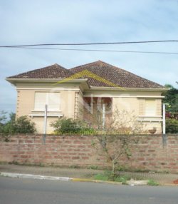 Otima casa bem localizada em Lomba Grande 