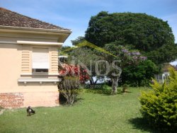 Otima casa bem localizada em Lomba Grande 