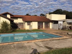 Ótima casa na rua principal de Lomba Grande 