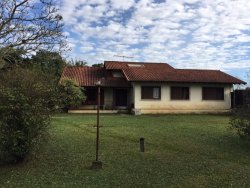 Ótima casa na rua principal de Lomba Grande 