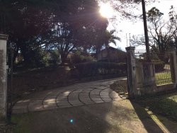 Ótima casa na rua principal de Lomba Grande 