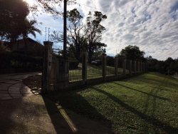 Ótima casa na rua principal de Lomba Grande 
