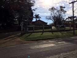 Ótima casa na rua principal de Lomba Grande 