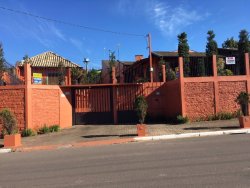 Linda casa localizada na avenida principal de Lomba Grande 