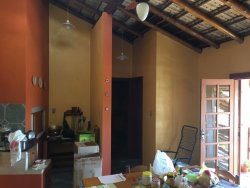 Linda casa localizada na avenida principal de Lomba Grande 