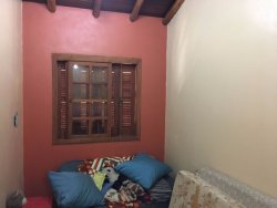 Linda casa localizada na avenida principal de Lomba Grande 