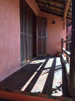 Linda casa localizada na avenida principal de Lomba Grande 