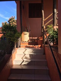 Linda casa localizada na avenida principal de Lomba Grande 