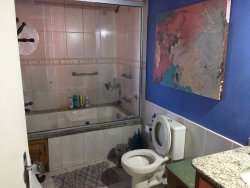 Linda casa localizada na avenida principal de Lomba Grande 