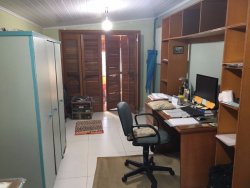 Linda casa localizada na avenida principal de Lomba Grande 
