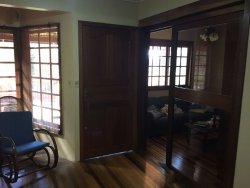 Linda casa localizada na avenida principal de Lomba Grande 