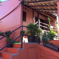 Linda casa localizada na avenida principal de Lomba Grande 
