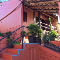 Linda casa localizada na avenida principal de Lomba Grande 