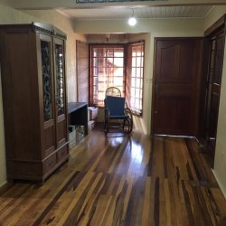 Linda casa localizada na avenida principal de Lomba Grande 