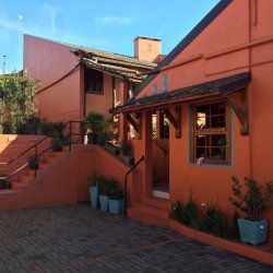 Linda casa localizada na avenida principal de Lomba Grande 