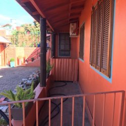 Linda casa localizada na avenida principal de Lomba Grande 