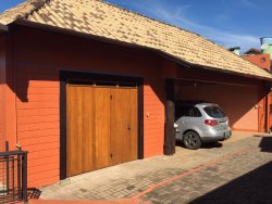 Linda casa localizada na avenida principal de Lomba Grande 