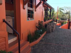 Linda casa localizada na avenida principal de Lomba Grande 