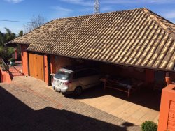 Linda casa localizada na avenida principal de Lomba Grande 