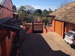 Linda casa localizada na avenida principal de Lomba Grande 