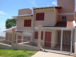 Sobrado novo na área central de Lomba Grande 