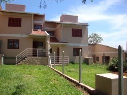 Sobrado novo na área central de Lomba Grande 