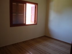 Sobrado novo na área central de Lomba Grande 